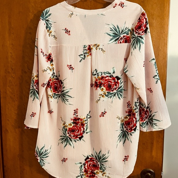 Profile Apparel NWOT Ladies Size Large Floral 3/4 Sleeve V-Neck Hi-Lo Top. - Picture 2 of 12